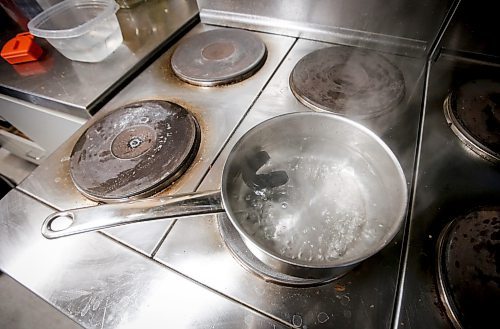 JOHN WOODS / FREE PRESS
Michael McMillan, who is sparring for the first time, boils his new mouthguard in the kitchen at Pan Am Place, a half-way house for men, Tuesday, April 8, 2024.
Reporter: conrad