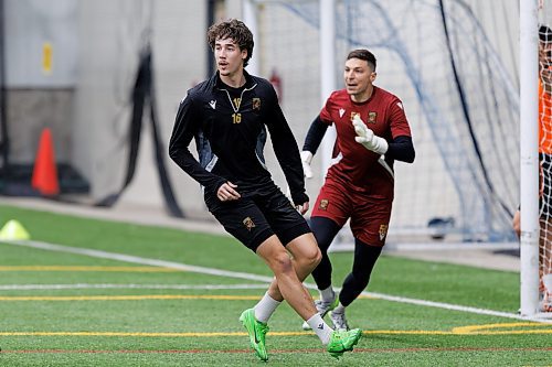 MIKE DEAL / FREE PRESS
Valour FC Joe Hanson (16) and goalkeeper Jonathan Viscosi during practice at the WSF Soccer South Thursday.
240411 - Thursday, April 11, 2024.