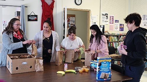 Staff from the Women's Resource Centre in Brandon pack bag lunches for their drop-in clients on Friday. From left, Sandy Smith, advocacy and community engagement coordinator, Leanne Bone, program coordinator, Kim Iwasiuk, director of advocacy and counselling, Dipika Patel, administrative assistant, and Lucia Aguilar, advocate. (Michele McDougall/The Brandon Sun)