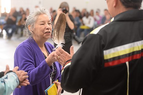 Mike Sudoma / Free Press
Knowledge Keeper Lori Hart presents Neil Cooke President and CEO of the Manitoba Institute for Trades and Technology with an eagle feather prior to a ceremony at MITT Friday afternoon
April 12, 2024