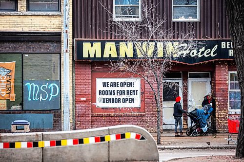 MIKAELA MACKENZIE / WINNIPEG FREE PRESS

The Manwin Hotel, sandwiched between two Main Street Project buildings, on Main Street on Monday, Nov. 20, 2023.  
For Erik story
Winnipeg Free Press 2023.