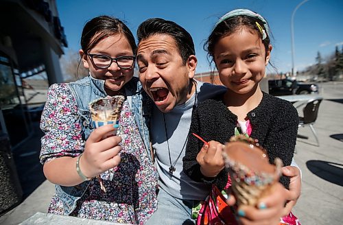 JOHN WOODS / FREE PRESS
Eduardo Morales and daughters Julieta, left, and Giada enjoy some ice cream and the spring weather on Corydon Avenue  Sunday, April 14, 2024. 

Reporter: tyler