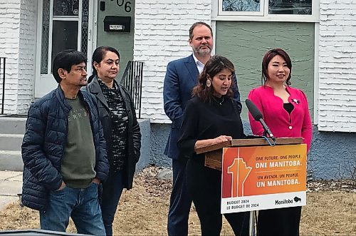 CAROL SANDERS / FREE PRESS

From left, homeowners Dr Mridul Deb, Dr Jolly Deb, Justice Minister Matt Wiebe, Animika Deb with Fort Richmond MLA Jennifer Chen at press conference Monday announcing details of $300 security equipment rebate. 
