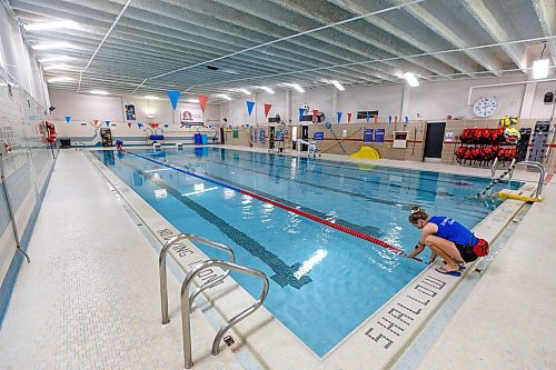 MIKE DEAL / WINNIPEG FREE PRESS
Katherine Herms an Instructor Guard at the pool gets ready to open the doors for swimmers.
St. James Civic Centre at 2055 Ness Avenue reopens following building systems upgrades.
220906 - Tuesday, September 06, 2022.