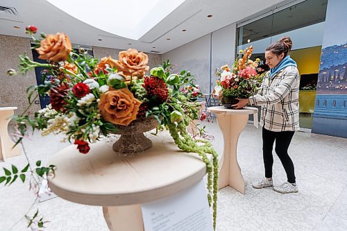 MIKE DEAL / FREE PRESS
Kayla Harman from Flora Culture sets her arraignment up for the event.
109 professional and amateur florists will interpret 94 artworks in the WAG-Qaumajuq collection, filling the galleries with fresh flowers.
240418 - Thursday, April 18, 2024.