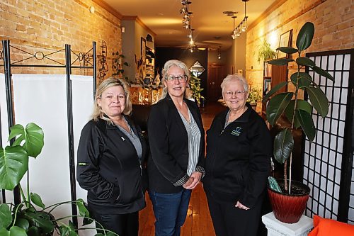 18042024
Treasurer Kristen White-van Diik, Vice President Terri Miller and Secretary Mae Lyon with the Westman Hospice Association pose for photos after a meeting on Wednesday morning. 
(Tim Smith/The Brandon Sun)