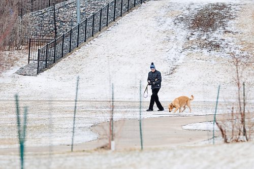 MIKE DEAL / FREE PRESS
A dog walker at Assiniboin Park where an overnight snowfall has covered the grounds. Warmer temperatures over the weekend should clear that up with projected highs of 14C by Sunday.
240419 - Friday, April 19, 2024.