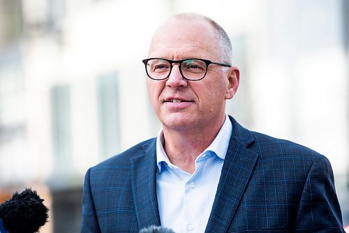MIKAELA MACKENZIE / WINNIPEG FREE PRESS

Mayoral candidate Scott Gillingham makes a campaign announcement about downtown revitalization at Graham and Kennedy in Winnipeg on Thursday, Oct. 20, 2022. For Malak story.
Winnipeg Free Press 2022.