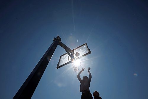 24042024
Students from Crocus Plains Regional Secondary School play basketball on their lunch break at the Jumpstart Multi Sport Court on Maryland Avenue on a sunny and warm Wednesday.
(Tim Smith/The Brandon Sun)