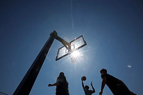 24042024
Students from Crocus Plains Regional Secondary School play basketball on their lunch break at the Jumpstart Multi Sport Court on Maryland Avenue on a sunny and warm Wednesday.
(Tim Smith/The Brandon Sun)