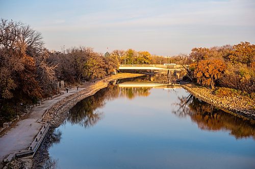 MIKAELA MACKENZIE / WINNIPEG FREE PRESS

Folks enjoy a warm fall evening along the Assiniboine River in Winnipeg on Wednesday, Oct. 19, 2022. Standup.
Winnipeg Free Press 2022.