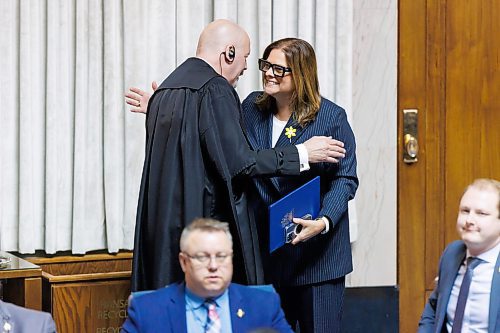 MIKE DEAL / FREE PRESS
Rick Yarish clerk of the Legislative Assembly approaches Heather as she prepares to leave the legislature as an MLA for the last time.
Former premier Heather Stefanson announced in the legislature Thursday that she is resigning her Tuxedo seat.
240425 - Thursday, April 25, 2024.