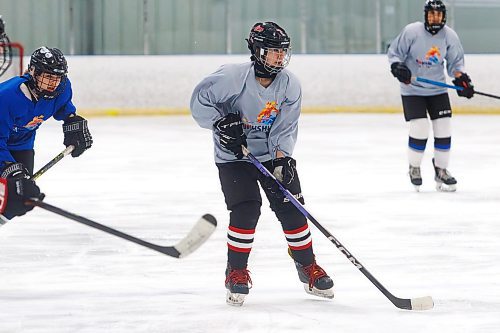 MIKE DEAL / FREE PRESS
Kaitlynn Gluck (7) in the grey jersey, takes part in the Manitoba High School Women&#x2019;s Hockey League rookie showcase tournament Thursday afternoon at the Southdale Arena.
240425 - Thursday, April 25, 2024.