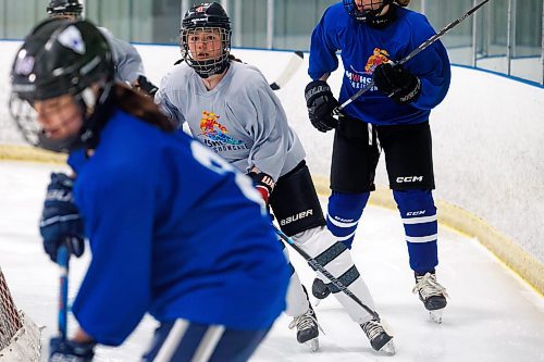 MIKE DEAL / FREE PRESS
Jessie DeCraene in the grey jersey, takes part in the Manitoba High School Women&#x2019;s Hockey League rookie showcase tournament Thursday afternoon at the Southdale Arena.
240425 - Thursday, April 25, 2024.