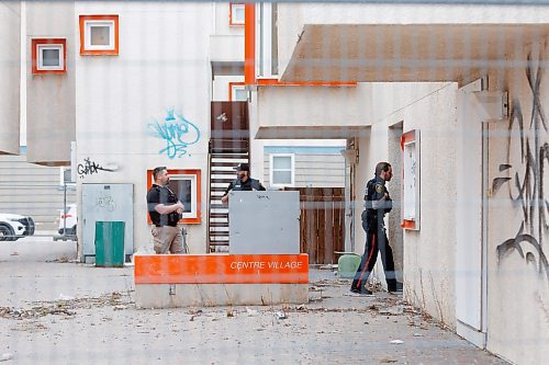 MIKE DEAL / FREE PRESS
Winnipeg Police Service officers at Centre Village, 575 Balmoral Street, where a deceased person was found shortly before the Manitoba government was to hold a housing announcement at the site.
See Erik Pindera story
240426 - Friday, April 26, 2024.