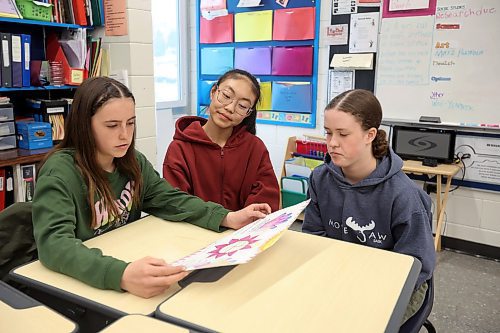 Linden Lanes School Grade 8 students Jaycee Halliday, Gigi Ma and Layne McBride with their poster that won an award in the Prairie Mountain Health Project Reset Initiative, which encourages healthy screen habits, digital safety and digital literacy. (Tim Smith/The Brandon Sun)
