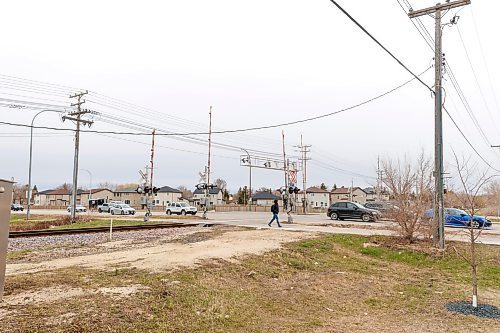 MIKE DEAL / FREE PRESS
Pedestrians walk across the rail line at Bison Drive and Pembina Highway where Winnipeg Police say a 16-year-old male sustained life-altering injuries after being struck by a train late Sunday afternoon.
240429 - Monday, April 29, 2024.