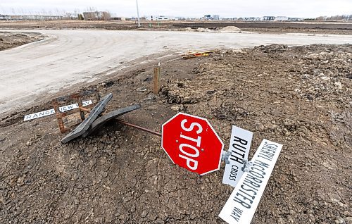 MIKE DEAL / FREE PRESS
Street signs in Waverley West of a new underdevelopment neighbourhood that have both Sheryl McCorrister Way and Rangeview Way on them.
240429 - Monday, April 29, 2024.