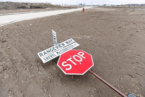 MIKE DEAL / FREE PRESS
Street signs in Waverley West of a new underdevelopment neighbourhood that have both Sheryl McCorrister Way and Rangeview Way on them.
240429 - Monday, April 29, 2024.