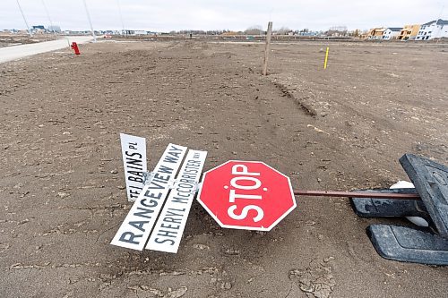 MIKE DEAL / FREE PRESS
Street signs in Waverley West of a new underdevelopment neighbourhood that have both Sheryl McCorrister Way and Rangeview Way on them.
240429 - Monday, April 29, 2024.