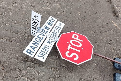 MIKE DEAL / FREE PRESS
Street signs in Waverley West of a new underdevelopment neighbourhood that have both Sheryl McCorrister Way and Rangeview Way on them.
240429 - Monday, April 29, 2024.