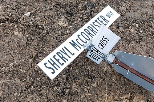 MIKE DEAL / FREE PRESS
Street signs in Waverley West of a new underdevelopment neighbourhood that have both Sheryl McCorrister Way and Rangeview Way on them.
240429 - Monday, April 29, 2024.