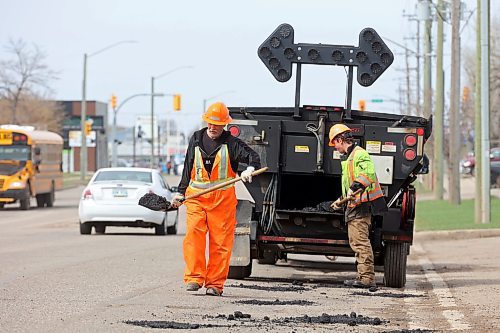 30042024
Workers fill potholes alone Richmond Avenue in Brandon on Tuesday morning.  (Tim Smith/The Brandon Sun)
