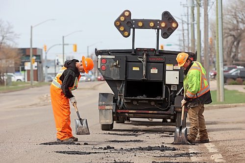 30042024
Workers fill potholes alone Richmond Avenue in Brandon on Tuesday morning.  (Tim Smith/The Brandon Sun)
