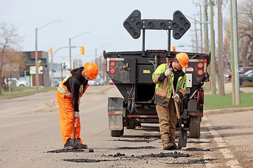 30042024
Workers fill potholes alone Richmond Avenue in Brandon on Tuesday morning.  (Tim Smith/The Brandon Sun)
