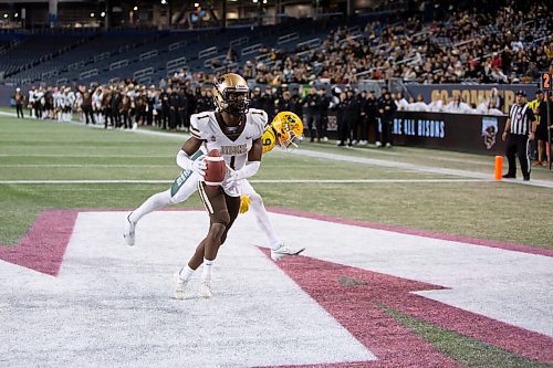 BROOK JONES / WINNIPEG FREE PRESS
The University of Manitoba Bison host the University of Alberta Golden Bears in Canada West football at IG Field in Winnipeg, Man., Friday, Oct. 20, 2023. Pictured: University of Manitoba Bisons receiver Ak Gassama catches a pass from Bisons quarterback Jackson Tachinski in the end zone to score a touchdown for U of M during second quarter action. The Golden Bears earned a 35 to 25 victory over the Bisons.