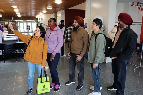 New ACC international students Zanhong Xin from China (from left), Titilope Ajao from Nigeria, Harpreet Singh from India, Haonan Li from China and Manpreet Singh take selfie during the orientation program on Wednesday. (Abiola Odutola/The Brandon Sun)