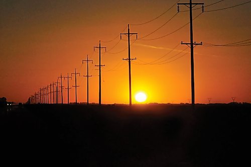 The view looking west along Veterans Way during a recent sunset. (Jules Xavier/The Brandon Sun)