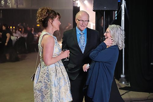 CW2 chief operating officer and partner Tanya LaBuick chats with business excellence award winners Frank and Joanne Nichols of The Paw Resort and Wellness Centre. (Abiola Odutola/The Brandon Sun)