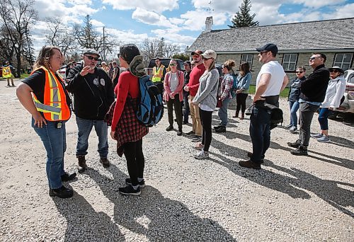 JOHN WOODS / FREE PRESS
Britt Moberg, red, friends, family and the Bear Clan searched near the Red River and Chief Peguis Trail for the remains of her father Earl Morberg who disappeared late December when he wandered away from his home in Winnipeg, Sunday, May 5, 2024.

Reporter: tyler