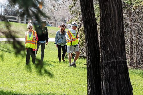 JOHN WOODS / FREE PRESS
Britt Moberg, friends, family and the Bear Clan searched near the Red River and Chief Peguis Trail for the remains of her father Earl Morberg who disappeared late December when he wandered away from his home in Winnipeg, Sunday, May 5, 2024.

Reporter: tyler