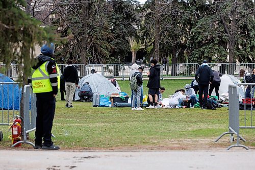 MIKE DEAL / FREE PRESS
Students for Justice in Palestine, a group at the University of Manitoba, set up an encampment in solidarity with the Palestinian people in Gaza in the quad at the Fort Garry campus Tuesday morning. The encampment will run from 9 a.m. to 11 p.m. for the next three days.
See Tyler Searle story
240507 - Tuesday, May 07, 2024.