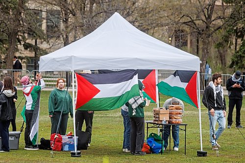 MIKE DEAL / FREE PRESS
Students for Justice in Palestine, a group at the University of Manitoba, set up an encampment in solidarity with the Palestinian people in Gaza in the quad at the Fort Garry campus Tuesday morning. The encampment will run from 9 a.m. to 11 p.m. for the next three days.
See Tyler Searle story
240507 - Tuesday, May 07, 2024.