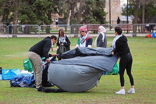 MIKE DEAL / FREE PRESS
Students for Justice in Palestine, a group at the University of Manitoba, set up an encampment in solidarity with the Palestinian people in Gaza in the quad at the Fort Garry campus Tuesday morning. The encampment will run from 9 a.m. to 11 p.m. for the next three days.
240507 - Tuesday, May 7, 2024