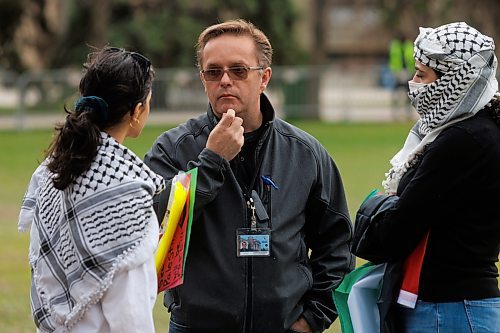 MIKE DEAL / FREE PRESS
Gordon Perrier, Director, Security Services UofM, talks to organizers of Students for Justice in Palestine.
Students for Justice in Palestine, a group at the University of Manitoba, set up an encampment in solidarity with the Palestinian people in Gaza in the quad at the Fort Garry campus Tuesday morning. The encampment will run from 9 a.m. to 11 p.m. for the next three days.
See Tyler Searle story
240507 - Tuesday, May 07, 2024.