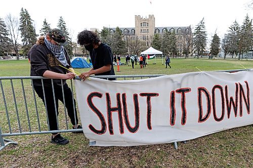 MIKE DEAL / FREE PRESS
Students for Justice in Palestine, a group at the University of Manitoba, set up an encampment in solidarity with the Palestinian people in Gaza in the quad at the Fort Garry campus Tuesday morning. The encampment will run from 9 a.m. to 11 p.m. for the next three days.
See Tyler Searle story
240507 - Tuesday, May 07, 2024.