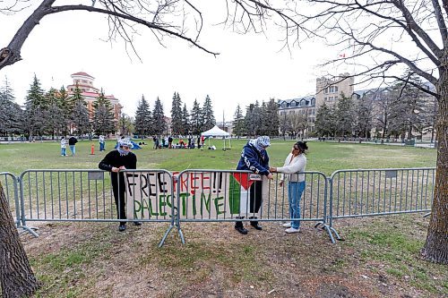 MIKE DEAL / FREE PRESS
Students for Justice in Palestine, a group at the University of Manitoba, set up an encampment in solidarity with the Palestinian people in Gaza in the quad at the Fort Garry campus Tuesday morning. The encampment will run from 9 a.m. to 11 p.m. for the next three days.
See Tyler Searle story
240507 - Tuesday, May 07, 2024.