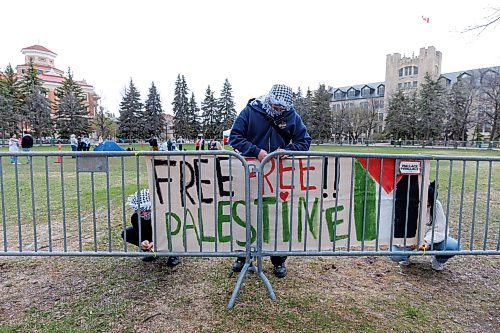 MIKE DEAL / FREE PRESS
Students for Justice in Palestine, a group at the University of Manitoba, set up an encampment in solidarity with the Palestinian people in Gaza in the quad at the Fort Garry campus Tuesday morning. The encampment will run from 9 a.m. to 11 p.m. for the next three days.
See Tyler Searle story
240507 - Tuesday, May 07, 2024.