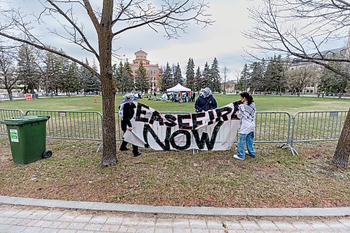 MIKE DEAL / FREE PRESS
Students for Justice in Palestine, a group at the University of Manitoba, set up an encampment in solidarity with the Palestinian people in Gaza in the quad at the Fort Garry campus Tuesday morning. The encampment will run from 9 a.m. to 11 p.m. for the next three days.
See Tyler Searle story
240507 - Tuesday, May 07, 2024.