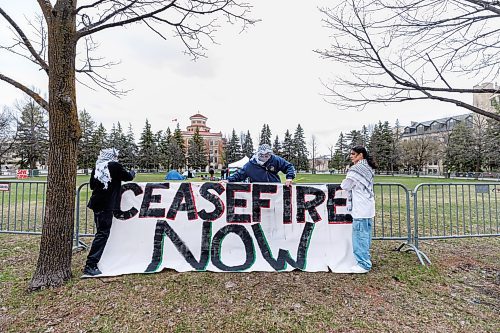 MIKE DEAL / FREE PRESS
Students for Justice in Palestine, a group at the University of Manitoba, set up an encampment in solidarity with the Palestinian people in Gaza in the quad at the Fort Garry campus Tuesday morning. The encampment will run from 9 a.m. to 11 p.m. for the next three days.
See Tyler Searle story
240507 - Tuesday, May 07, 2024.