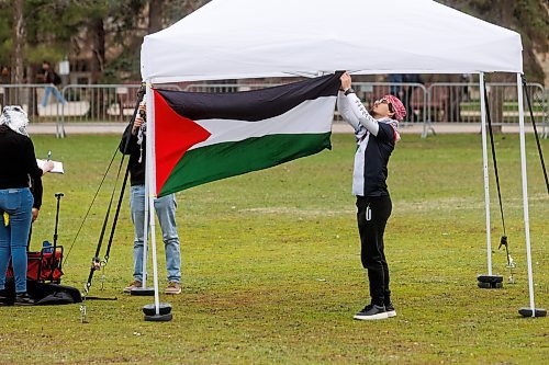 MIKE DEAL / FREE PRESS
Students for Justice in Palestine, a group at the University of Manitoba, set up an encampment in solidarity with the Palestinian people in Gaza in the quad at the Fort Garry campus Tuesday morning. The encampment will run from 9 a.m. to 11 p.m. for the next three days.
See Tyler Searle story
240507 - Tuesday, May 07, 2024.