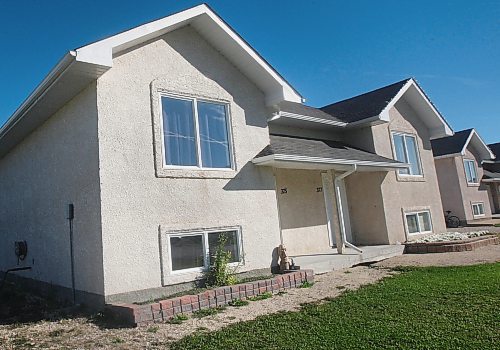 JOE BRYKSA / WINNIPEG FREE PRESSUsed home- 375 3rd Street North in Niverville, Manitoba &#x2013; Duplex unit-one on left for sale - Sept 20, 2016 -(See Todd Lewys Story)