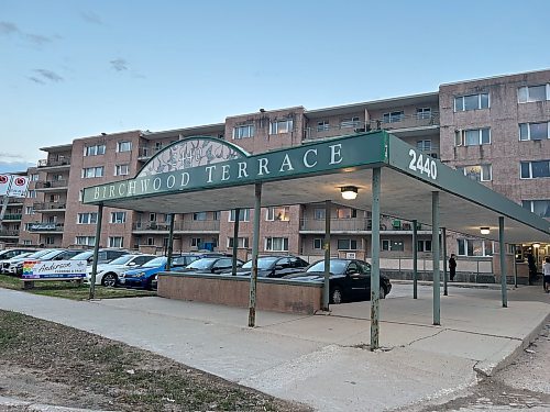 NICOLE BUFFIE / FREE PRESS
Residents of Birchwood Terrace, a five-storey apartment building at 2440 Portage Avenue were ordered to immediately get out of the building by the City of Winnipeg after an engineering inspection deemed it unsafe Thursday evening May 9, 2024.