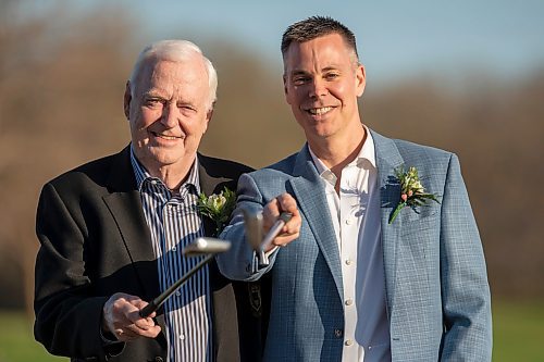 BROOK JONES / FREE PRESS
Gavin Speirs, 79, and his son Adam Speirs, 45, are pictured holding golf clubs prior to being inducted into the Manitoba Golf Hall of Fame at the Breeszy Bend Country Club in Headingley, Man., Thursday, May 9, 2024. Gavin was honoured for the class of 2022 and Adam was honoured for the class of 2023.