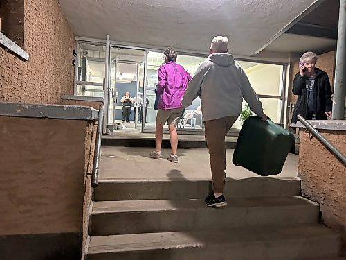 NICOLE BUFFIE / FREE PRESS
Residents of Birchwood Terrace, a five-storey apartment building at 2440 Portage Avenue were ordered to immediately get out of the building by the City of Winnipeg after an engineering inspection deemed it unsafe Thursday evening May 9, 2024.