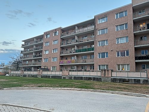 NICOLE BUFFIE / FREE PRESS
Residents of Birchwood Terrace, a five-storey apartment building at 2440 Portage Avenue were ordered to immediately get out of the building by the City of Winnipeg after an engineering inspection deemed it unsafe Thursday evening May 9, 2024.